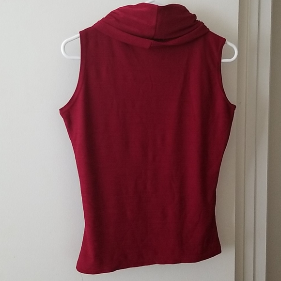 Red sleeveless turtleneck blouse - Picture 4 of 5